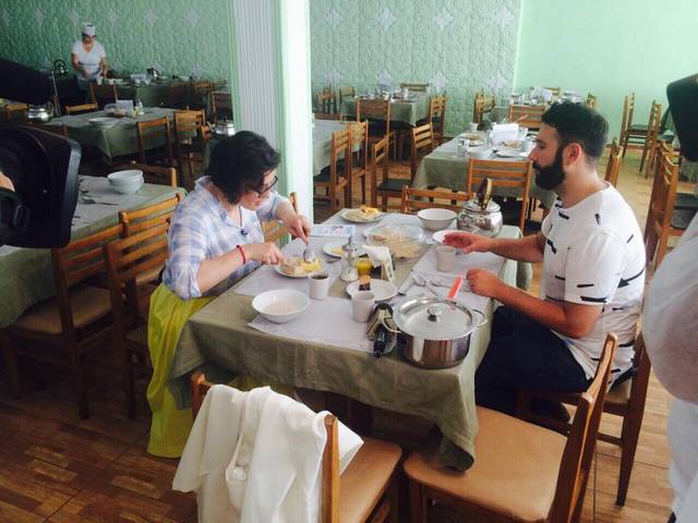 "Ревизор" завтракает в Скадовском пансионате и кормит местных комаров