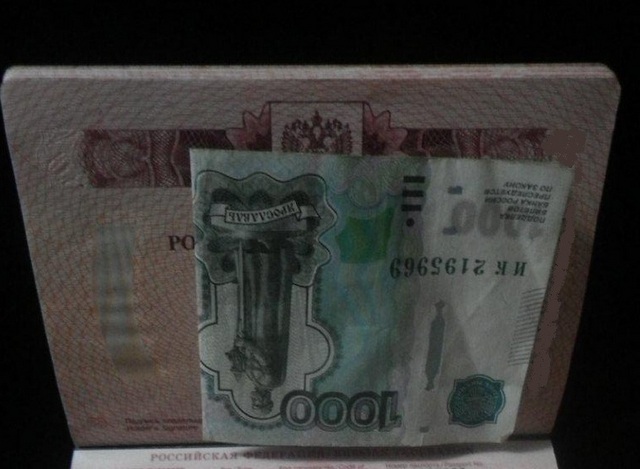 Россиянин предлагал 1 тысячу рублей РФ за пропуск в Крым без спецразрешения