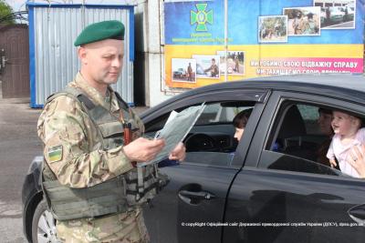 На админгранице с Крымом пограничники остановили две иномарки с несоответствующими документами
