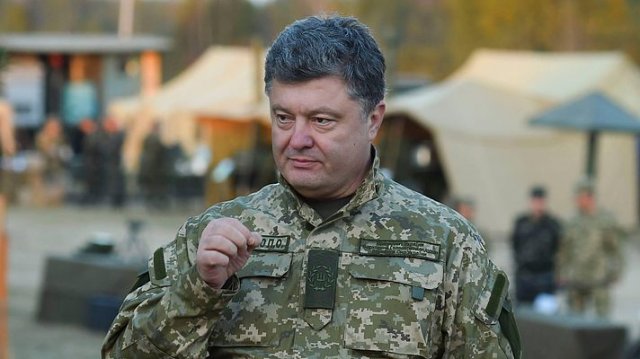 Порошенко поручил привести в повышенную боеготовность подразделения у границы с Крымом и на Донбассе