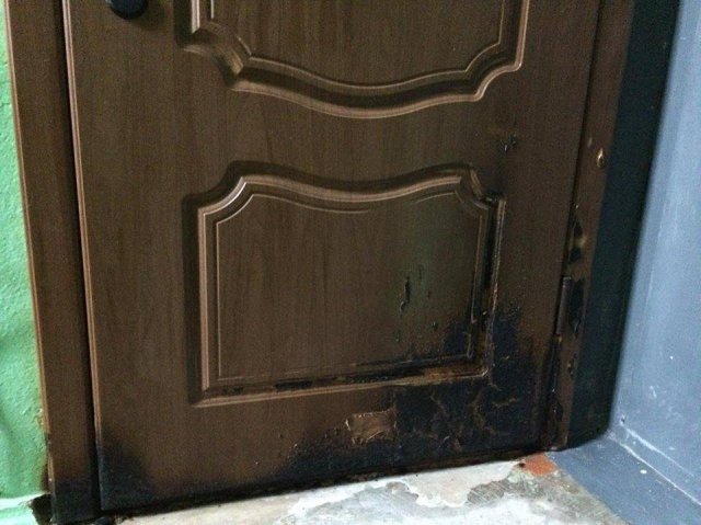 Мэру Херсона подожгли дверь в квартиру
