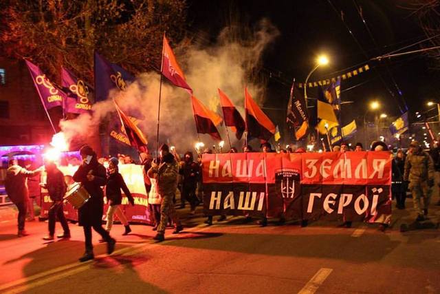 Херсонцы публикуют видео факельного шествия памяти Героев Крут
