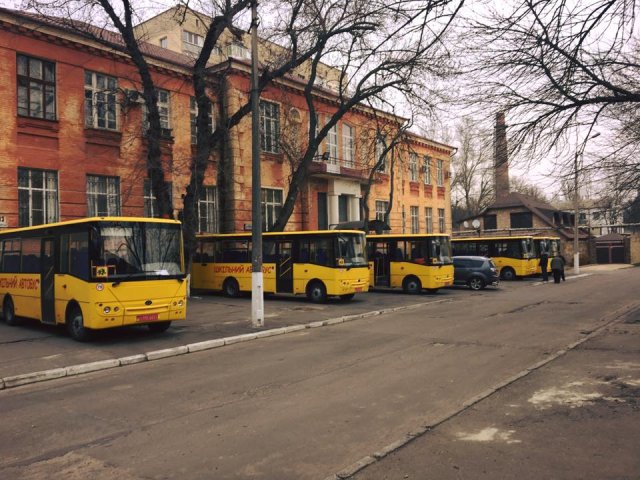 В Херсон прибыла первая партия закупленных школьных автобусов