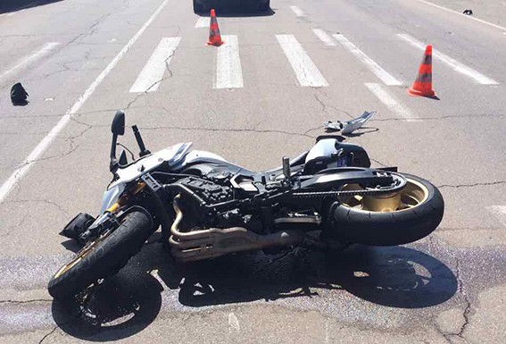 У Таврійську під колесами мотоцикла загинула велосипедистка