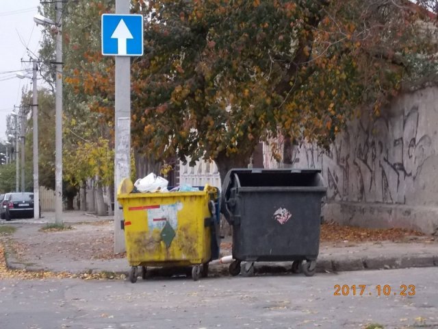 Херсонские инспекторы по благоустройству сегодня боролись с мусором