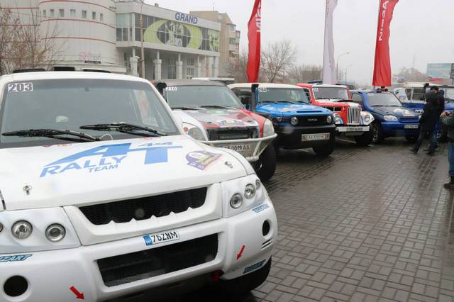 Лучшие гонщики Украины соревнуются в авторалли по джип-спринту на Херсонщине
