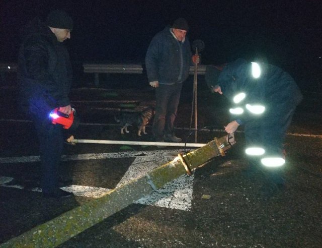 Каховские спасатели убрали столб с автотрассы