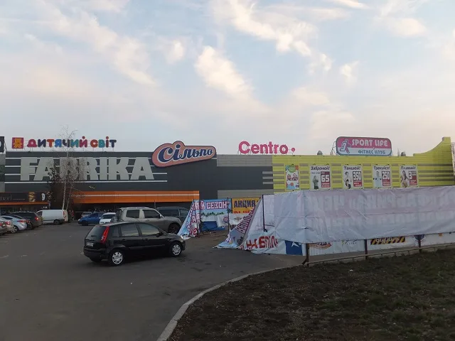 Возле ТРЦ “Фабрика” раскопали вход в зарытое при строительстве ТРЦ бомбоубежище на 1000 человек