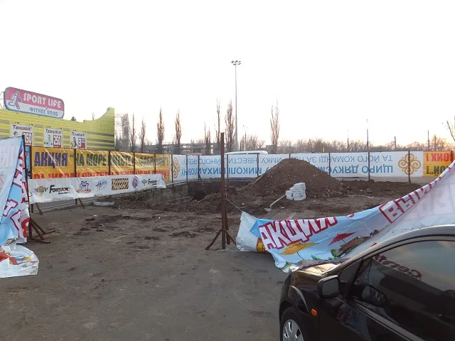 Возле ТРЦ “Фабрика” раскопали вход в зарытое при строительстве ТРЦ бомбоубежище на 1000 человек
