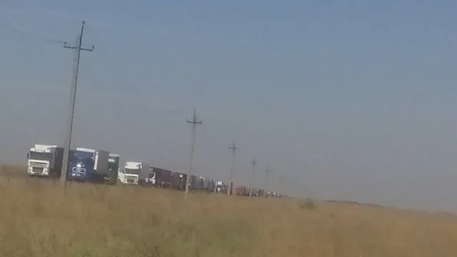 Российские пограничники специально блокируют проезд транспорта на оккупированный полуостров