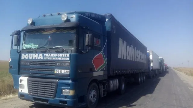 Российские пограничники специально блокируют проезд транспорта на оккупированный полуостров