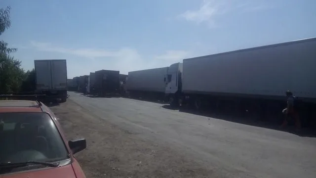 Российские пограничники специально блокируют проезд транспорта на оккупированный полуостров