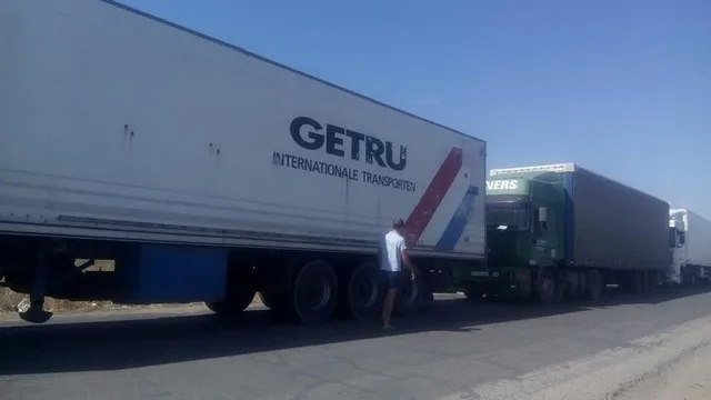 Российские пограничники специально блокируют проезд транспорта на оккупированный полуостров