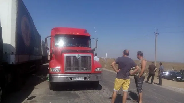 Российские пограничники специально блокируют проезд транспорта на оккупированный полуостров