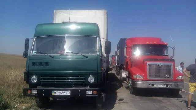 Российские пограничники специально блокируют проезд транспорта на оккупированный полуостров
