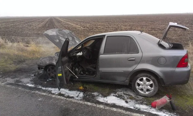 На автотрассе возле Геническа горел автомобиль