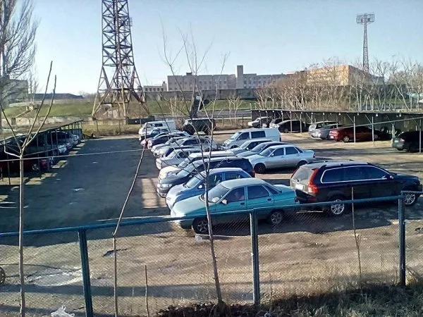 Парковка на стадионе "Кристалл"– странный предмет: вроде бы есть, а вроде бы нет