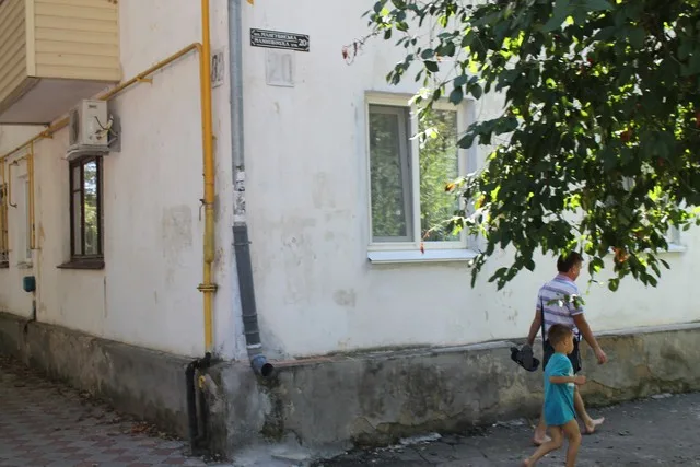 В Скадовске вывешивают указатели улиц на двух языках