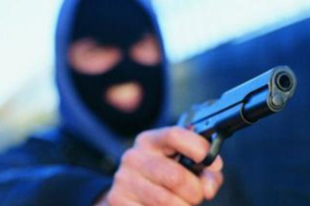 Полиция просит херсонцев помочь в поиске грабителей, которые совершили разбойное нападение на частный автобус