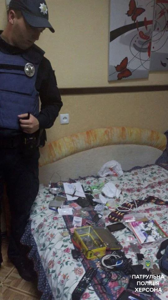 Полицейские задержали в Херсоне двух мужчин и девушку с наркотиками