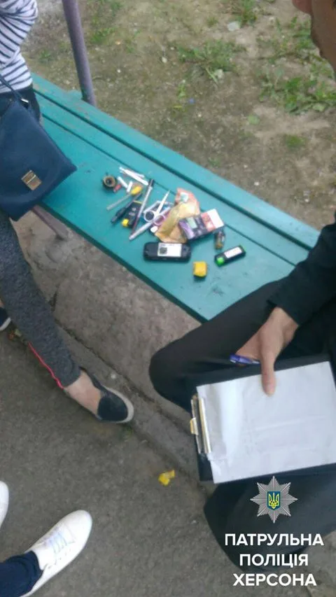 У 18-летней херсонки патрульные обнаружили шприц с вероятно наркотическим веществом