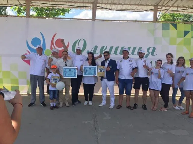 В Олешках создали 200-килограммовый тризуб из хлеба с салом