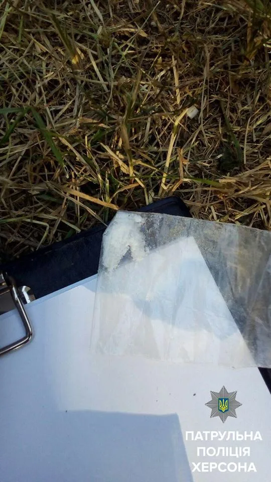 Патрульные задержали двух херсонцев с веществами, похожими на наркотики