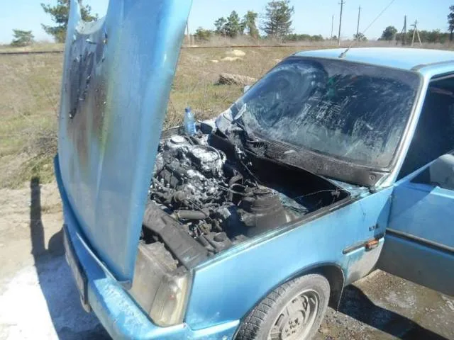 В Новой Каховке загорелся автомобиль во время движения