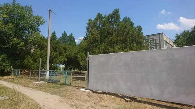 Детский садик на Шуменском огораживают бетонным забором