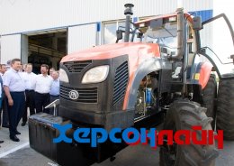 Янукович посидел на тракторе завода «ПетроНик»