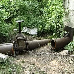 На Таврическом у высотки украли водопроводные трубы