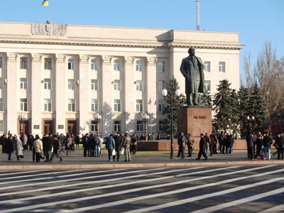 Работники ХМЗ перешли к «прогулочным» протестам