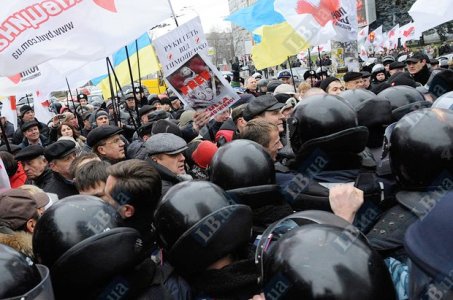 Сегодня Одарченко и херсонские активисты «Батькивщины» сломали ворота Киевского апелляционного суда