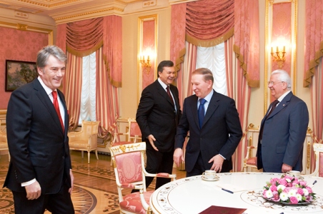 Первые три Президента Украины просят четвертого разобраться с ситуацией вокруг ХМЗ