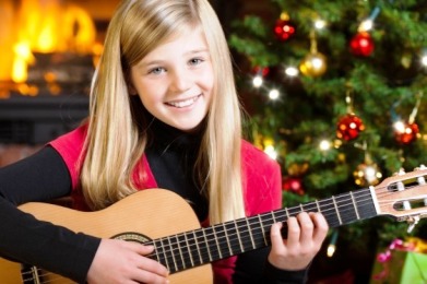 Неравнодушные херсонцы отдают свои гитары детям-сиротам