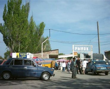 Донбасс рулит: «братки»-рейдеры выдавливают торговцев с рынка в Геническе