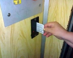 Херсонцы платят за подъем в аварийных лифтах