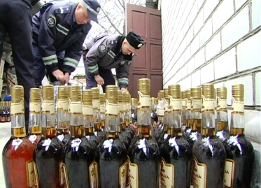 После отработки рынка спиртного на Херсонщине возбуждено 17 уголовных дел
