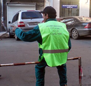 Азаров предлагает автолюбителям не платить на парковках, где нет паркоматов