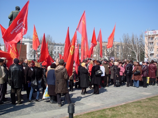 Сегодня активисты КПУ пикетировали облгосадминистрацию с требованием не отменять поезд "Херсон - Вадим"