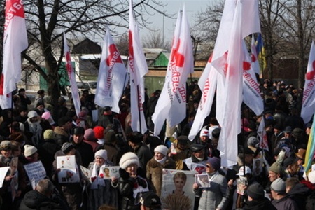 250  херсонских сторонников Тимошенко участвуют в митинге возле апелляционного суда в Харькове