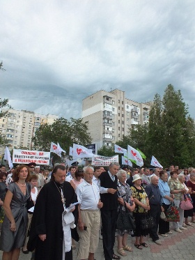 В Херсоне мощный ливень не помешал проведению митинга в память о жертвах тоталитарных режимов