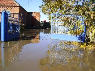 В Скадовске уже откачали более 8 тыс. куб м воды, но дома еще «плывут»