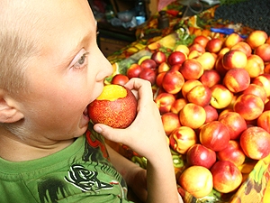 Продавцы фруктов накручивают цены на 100-150% - эксперты