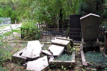 В Новотроицком районе местный житель ради бутылки водки разбил могильную плиту