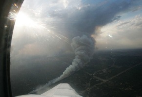 Азаров с самолета осмотрел пожар, достигший уже 1500 гектаров