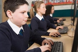В херсонские школы до конца августа завезут копьютеры, учебники и унитазы