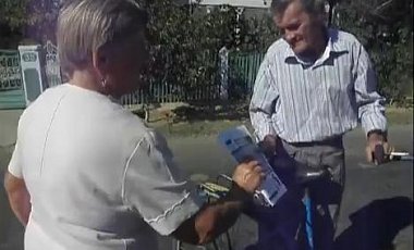 В Каланчаке 80-летняя бабушка раздает листовки против "регионалов"