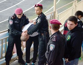 За массовую драку между футбольными фанатами и милицией в Тернополе к ответственности привлекают 10 человек