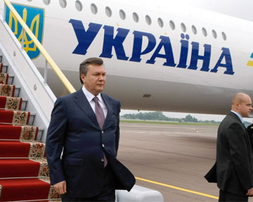 Янукович из Херсона выезжать не будет